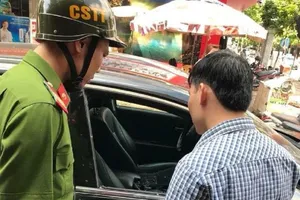 Đập vỡ kính ô tô, lấy trộm gần 300 triệu đồng