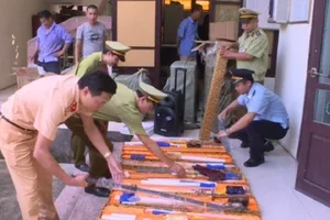 Cảnh sát tóm gọn tài xế chở theo 20 thanh kiếm trong đêm