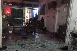 Nghi nổ súng thanh toán nhau, cửa kính vỡ vụn