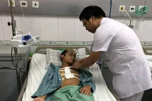Bị đâm thấu tim, thanh niên 17 tuổi sốc mất máu nặng
