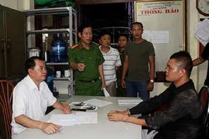 3 thanh niên mang súng và mặt nạ da đi cướp tiệm vàng