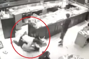 Có nên vật lộn với cướp khi chúng đột nhập vào nhà?