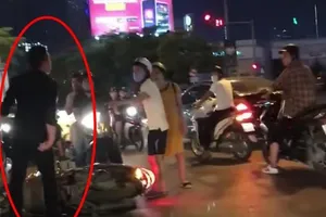 Công an mời thanh niên đánh bà bầu sau va chạm lên làm việc