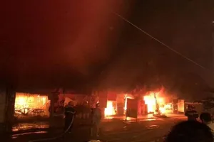 Cháy ngùn ngụt thiêu rụi 4 cửa hàng tại Hà Nội 