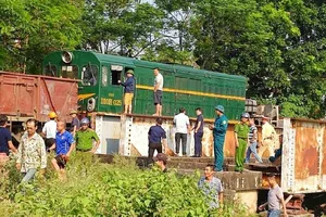 Tàu hỏa tông xe tải, 5 người bị thương