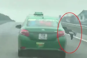 Đề nghị truy tố tài xế taxi hất cảnh sát lên xe tội giết người