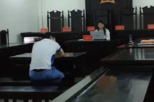 Bị cáo chém mẹ và em gái khóc nức nở tại tòa