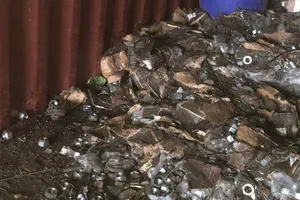 Bắt lô phụ tùng ô tô cực lớn dưới vỏ bọc phế liệu sắt thép