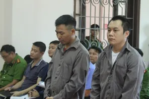 Hàng trăm tài xế đến tòa vụ lùi xe cao tốc khiến 4 người chết