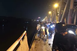 Tài xế lái xe Mercedes lao khỏi cầu Chương Dương là nữ 