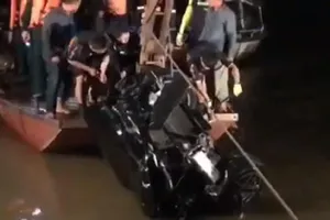 Thông tin mới vụ Mercedes lao khỏi cầu Chương Dương