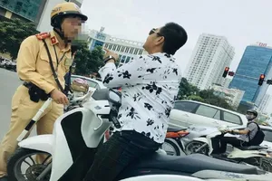 Chạy SH ngược chiều còn thách thức công an