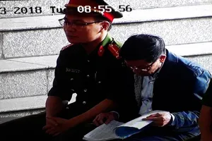 Phan Văn Vĩnh chăm chú đọc từng trang cáo trạng truy tố mình