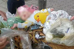 Bé trai 8 tháng tuổi bị 'bỏ quên' trên xe rác