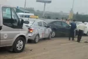 4 ô tô tông liên hoàn vì đống bùn đất giữa đường