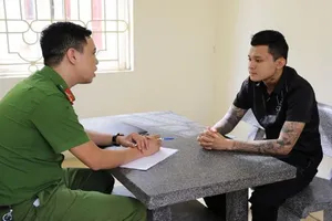 Thanh niên xăm trổ bắn chết người rồi trốn sang Trung Quốc