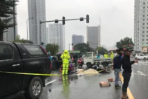 Người thân gào khóc bên thi thể thanh niên ở đường phố Hà Nội