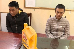 Bắt quả tang 'tín dụng đen' ném chất bẩn vào nhà con nợ