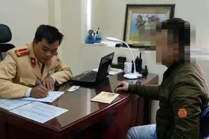 Tài xế 'liều mạng' lùi xe ở đường trên cao bị tước bằng lái