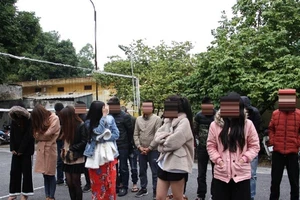 Hình sự bắt 16 nam nữ mở 'tiệc' ma túy đầu năm mới