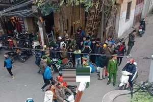 Tài xế mặc áo Grab tử vong giữa đường phố Hà Nội