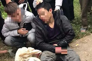 Bị người dân truy đuổi, 2 'cẩu tặc' ngã nhào khỏi xe máy