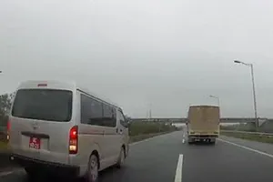 Đình chỉ đại úy lái xe biển đỏ chạy lùi trên cao tốc