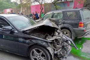 'Xe điên' tông nhiều xe máy, húc văng cụ già tử vong tại chỗ