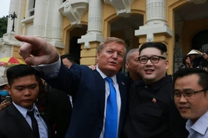 Bản sao ông Trump và ông Kim khuấy động đường phố Hà Nội