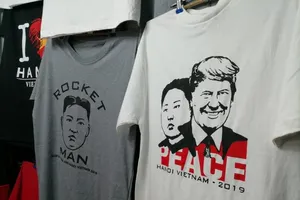 Bán áo in hình Trump-Kim để phục vụ bánh mỳ, nước miễn phí