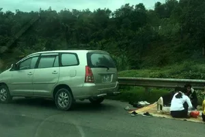 Dừng xe cao tốc, trải chiếu và mở nồi cơm điện ăn uống