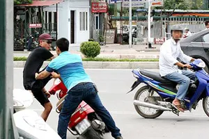 Hình sự hóa trang tóm gọn 3 tên cướp chém nhóm xe ôm