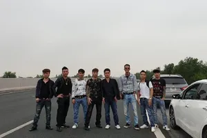 Phạt 5,5 triệu và tước bằng lái người chụp ảnh trên cao tốc