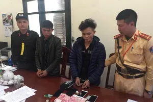 Mang theo ma túy, 2 thanh niên phóng xe máy lên cao tốc