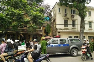 Công an làm việc với nam nhân viên nghi sờ ngực nữ đồng nghiệp