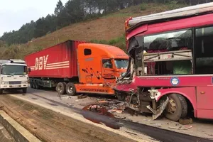 Xe khách bẹp đầu trước container trên quốc lộ