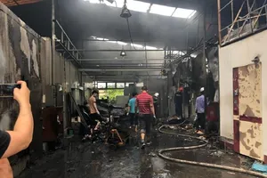 Người thân ngóng tin 8 nạn nhân vụ cháy kinh hoàng ở Hà Nội