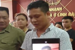 1 phụ nữ nghi bị sờ đùi, cả chung cư nháo nhào 