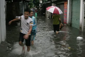 Kế nắng nóng, Hà Nội lại bì bõm sau cơn mưa lớn đầu mùa