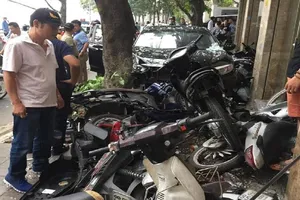 'Xe điên' chồm lên vỉa hè, lùa 6 xe máy 