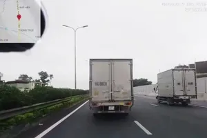 Tước bằng lái tài xế xe tải không chịu nhường đường xe công an