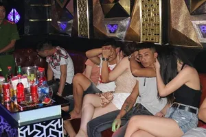 Quán karaoke 'chứa' hơn 50 nam nữ bay lắc cùng ma túy