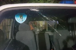 2 thanh niên phê ma túy chọi gạch vào xe CSGT