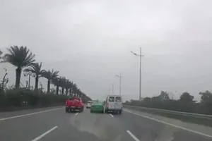 Khiếp sợ 2 tài xế tạt đầu nhau trên cao tốc vì không cho vượt