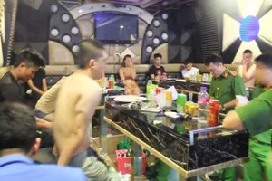 24 thanh niên quay cuồng với ma túy trong quán karaoke