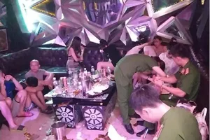 73 nam nữ quay cuồng với ma túy trong quán karaoke