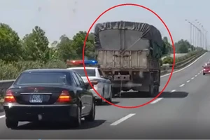 Tước bằng lái tài xế không nhường đường cho xe cảnh sát