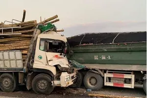 Tông vào ô tô nổ lốp, hai người trên xe tải thiệt mạng