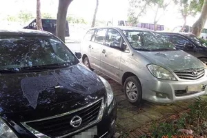 2 ô tô nghi bị kẻ xấu đổ hóa chất