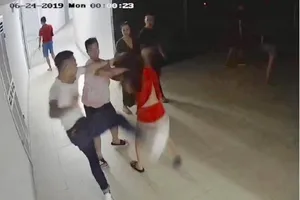 9 thanh niên tìm đến nhà đánh đập một cô gái